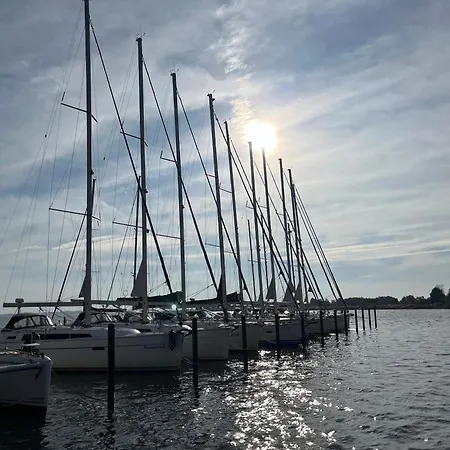 Kunsthaus Am Hafen - Umzaeunter Garten, Sauna Im Haus Semesterbostad Breege