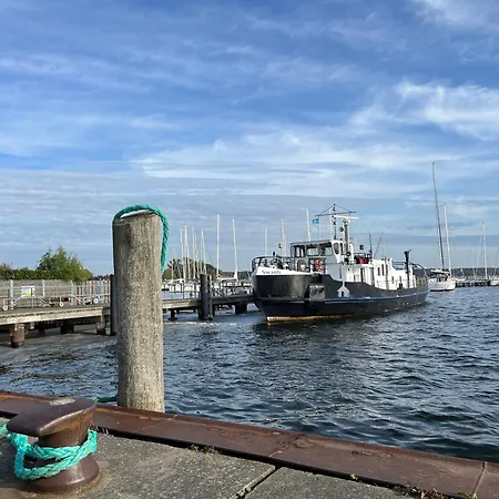 Semesterbostad Kunsthaus Am Hafen - Umzaeunter Garten, Sauna Im Haus