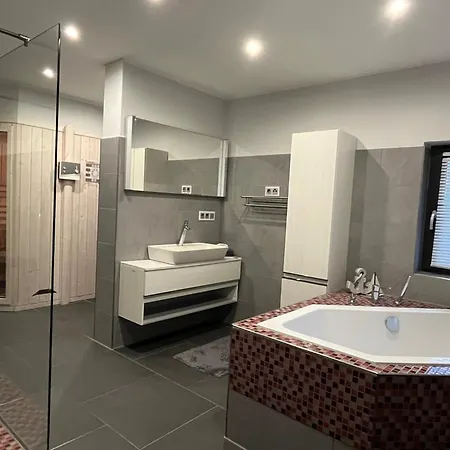 Kunsthaus Am Hafen - Umzaeunter Garten, Sauna Im Haus * Breege